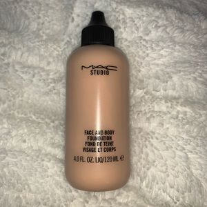 MAC Face and Body Foundation NEVER used ( N1)